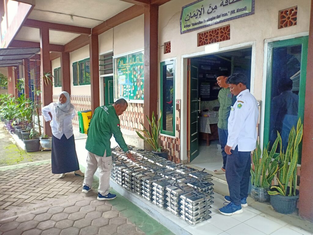 Proses Penyaluran MBG di Salah Satu Sekolah di Kecamatan Kabat