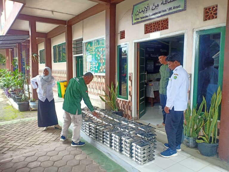 Proses Penyaluran MBG di Salah Satu Sekolah di Kecamatan Kabat